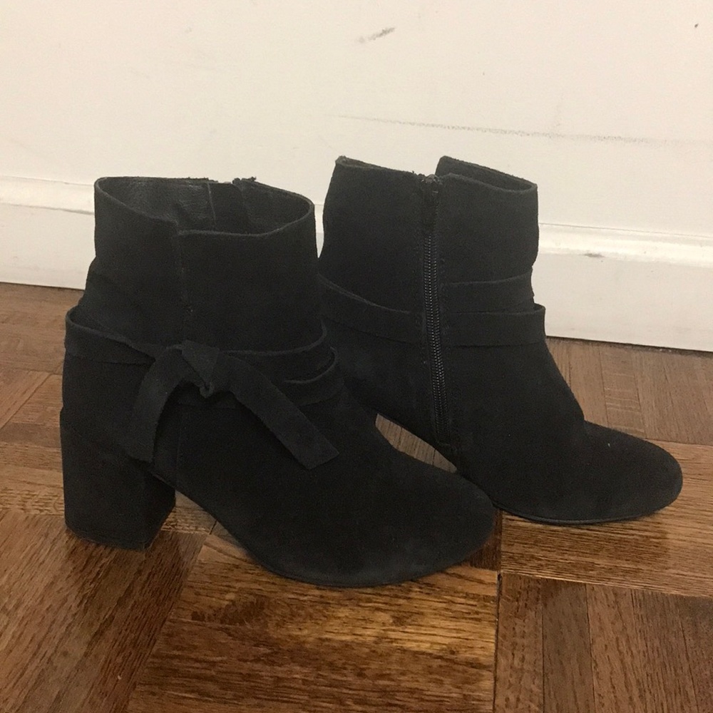 Black suede Ankle boots with side knot